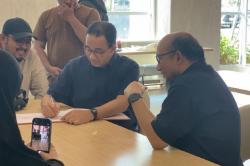 Didampingi Novel Baswedan, Anies Jenguk Aktivis KontraS di RSCM