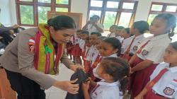Sentuhan Kasih Kapolres TTU, Siswa SDN Lanaus Ceria Terima Bantuan