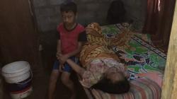 Pilu! Bocah 8 Tahun di Gunungkidul Rela Putus Sekolah demi Rawat Ibu Lumpuh dan Buta