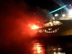 Detik-Detik KMP Portlink VII Terbakar di Pelabuhan Ketapang, Api Membumbung dari Atas Kapal