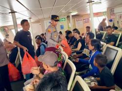 Polisi dan IJTI Kepri Berbagi 500 Nasi Kotak untuk Pemudik di Pelabuhan Punggur