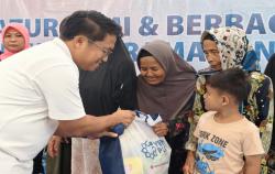 Ramadan Penuh Berkah, PLN Cikarang Bagikan Bingkisan untuk 50 Duafa di Bekasi