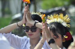 Ritual Melasti Jelang Hari Raya Nyepi, Ribuan Umat Hindu Sucikan Diri di Pantai Marina Semarang