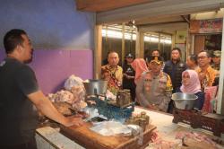 Polres Probolinggo Cek Pasar Jelang Idulfitri 2026, Daging Sapi Mulai Naik