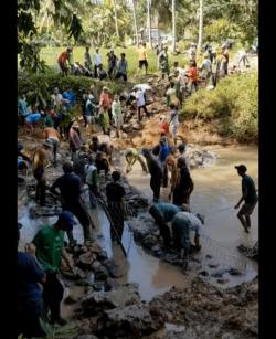 Jembatan Nyaris Ambruk, Warga Margosari Turun Tangan Bangun Akses Darurat