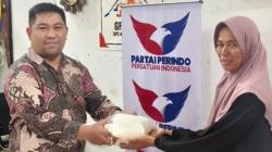 Jelang Idul Fitri, Ketua Perindo Bukittinggi Riyan Permana Putra Salurkan Bantuan Sosial