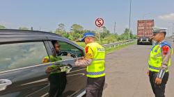 Patroli Lalu Lintas, Polisi Temukan Sejumlah Kendaraan Pemudik Berhenti di Bahu Jalan Tol