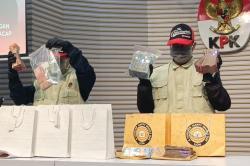 KPK Pamerkan Barang Bukti Uang Ratusan Juta Hasil OTT Bupati Cilacap