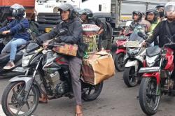 Pemudik Motor di Pantura Bikin Melongo! Bawa Peralatan Dapur hingga Tabung Gas Elpiji