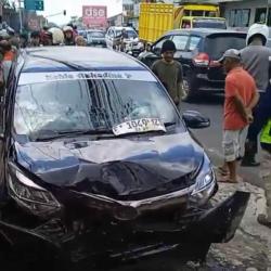 Ngantuk di Jalan Lurus Puncak, Toyota Calya Oleng Hantam Dua Motor: Satu Tewas di Tempat