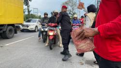 150 Paket Takjil Dibagikan ke Pemudik di Jalur Non-Tol, 30 Menit Langsung Ludes