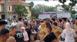 Berbagi Berkah Ramadan, Ratusan Warga Antusias Terima Sembako dari Polres Bondowoso dan PKDI