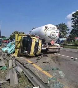Truk Tangki LPG Pertamina Terlibat Kecelakaan di Tol Tangerang–Merak, Lalu Lintas Macet 2 Kilometer