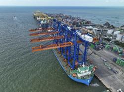 Empat Crane Raksasa Tiba di Pelabuhan Tanjung Emas, Perkuat Bongkar Muat Arus Logistik Jateng