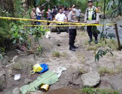 Sadis! Bayi Ditemukan di dalam Kaleng Roti di Sungai Jetis Ungaran