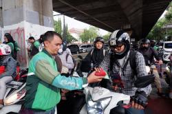 Aksi Kebaikan Ramadan, Ratusan Pengemudi Ojol Bandung Berbagi Takjil Gratis