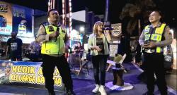 Agak Berbeda, Pospam 3 Polres Sukoharjo Gelar Live Musik Sambut Pemudik di Tugu Kartasura