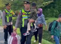 Salah Turun dari Bus, Keluarga Pemudik Kebingungan di Pinggir Tol Semarang-Solo