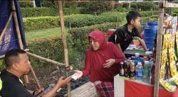 Mudik Lebaran Jadi Ladang Cuan, Warga Cirebon Ramai-Ramai Buka Lapak Dadakan Pinggir Jalur Pantura