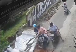 Tembok Eks Bioskop Sultan Pemalang Ambruk Terekam CCTV, Pengendara Motor Jadi Korban