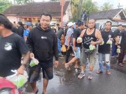 Menginspirasi! Puluhan Pemuda di Blitar Turun ke Jalan, Tebar 1.000 Takjil Gratis