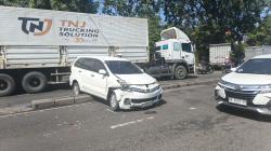 Tabrakan Beruntun di Balongbendo Sidoarjo, Xenia Terpental hingga Naik Median Jalan