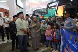 Bupati Sambut Kedatangan Peserta Mudik Gratis Lebaran 2026 di Terminal Purworejo