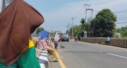 Tak Sekadar Tradisi, Ini soal Perut: Suara Penyapu Koin Jembatan Sewo Indramayu