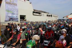 Kapal Perang Banda Aceh-593 Angkut Ribuan Pemudik Tiba di Pelabuhan Tanjung Emas Semarang