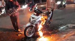Motor Pemudik Terbakar di Karang Anom, Detik-Detik Mencekam Berakhir Tanpa Korban Jiwa