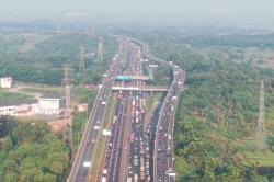 Kemacetan Tol MBZ Arah Cikampek Tembus 15 Km, Pemudik Terjebak Berjam-jam