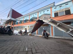 Gawat, Belum Genap Tiga Bulan Dibangun Pasar Ploso Jombang Ambruk