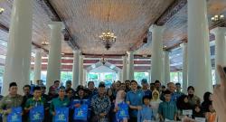 Bupati Indramayu Serahkan Bantuan Keagamaan untuk Petugas Kebersihan dan Anak Yatim