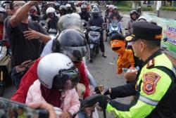Polisi Cirebon Bagikan Boneka dan Takjil di Pos Pam Pemuda, Ciptakan Suasana Mudik Lebih Hangat