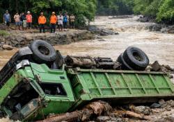 Satu Unit Truk Terseret Banjir di Oekopa TTU saat Ambil Pasir
