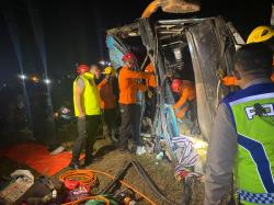 Dramatis! Detik-Detik Evakuasi Korban Kecelakaan Maut Bus Tabrak Pikap di Tol Pejagan-Pemalang