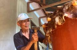 Cerita Mbah Pamujo, Bertahun Tahun Perbaiki Bedug Masjid Ponorogo