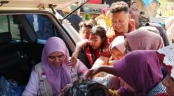 Pilu, Jelang Lebaran Korban Bencana di Aceh Utara Berebut Baju Layak Pakai Buat Lebaran