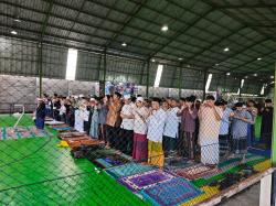 Ratusan Warga Forum Tabayun Kediri Gelar Salat Idulfitri Hari Ini
