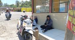 Arus Mudik Membludak, Pemudik Motor Pilih Berhenti di Pinggir Jalan Garut