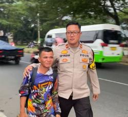Ditolong Polisi Karawang, Arifin Akhirnya Bisa Menjemput Ibunya di Surabaya