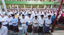 Ponpes Al-Falah Ploso Kediri Bersama Ribuan Warga Sekitar Menggelar Sholat Ied