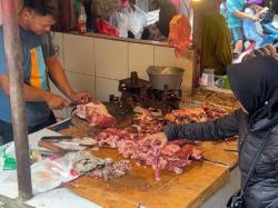 Harga Daging Tembus Rp200 Ribu di Pasar Pondok Gede Bekasi, Warga Berburu ke Pasar Kramat Jati