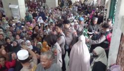 Ribuan Warga Serbu Pembagian Zakat Rp150 Ribu di Masjid Raya Makassar