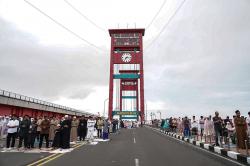 Salat Iduf Fitri di Jembatan Ampera Palembang