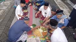 Tradisi Unik Lebaran di Blora, Warga Berebut Tumpeng Usai Salat Id