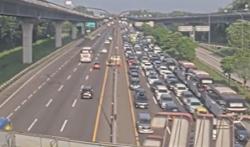Tol Japek Macet Imbas Kecelakaan Beruntun di KM 47 di Hari Kedua Lebaran