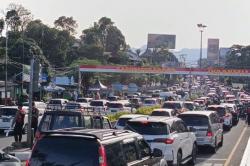 Libur Lebaran 2026: Puncak Bogor Diserbu Wisatawan, Kemacetan Mengular hingga KM 46