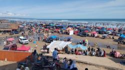 Pantai Bagedur Diserbu 5 Ribu Wisatawan, Ombak Besar Tak Surutkan Antusias Libur Lebaran
