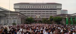 Lebaran Penuh Kebersamaan, Ribuan Warga Semarang Salat Ied di Balai Kota